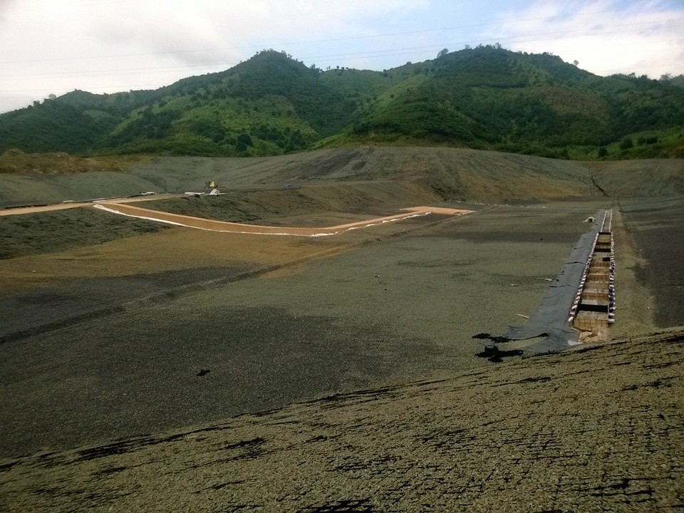 Thi cong vach ngan chua nuoc ri rac tam.jpg